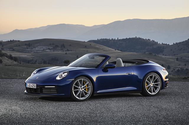 画像: 911カブリオレが早くも登場。911にとって、いかにカブリオレモデルが重要であるかがわかる。