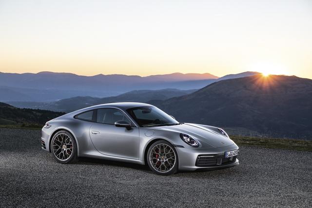 画像: 2018年11月のロサンジェルスショーでデビューした新型911(タイプ992)。ボディは45㎜ワイドになり、前20・後21インチのホイールを装着する。新機能として路面の水を感知するウェットモード、熱探知カメラを備えるナイトビジョンをプラス。新世代の水平対向6気筒ターボは最高出力450psを誇る。