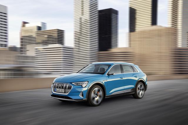 画像: アウディ初の完全なる電気自動車、eトロン。2019年夏頃には日本上陸を果たすと思われる。ラグジュアリーかつスポーティなSUV。
