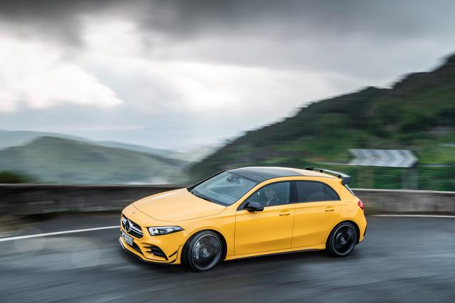 画像: AMGラインナップのエントリーとなるメルセデスAMG A35 4マティック。搭載される2L4気筒ターボエンジンは、最高出力306ps/最大トルク400Nmまでパワーアップされ、7速DCTと4WDシステムと組み合わされる。0→100km/h加速は4.7秒、最高速度は250㎞/hに達する。