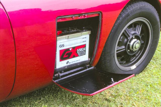 画像: トヨタ2000GTの運転席側リッドにはバッテリーが格納されている。