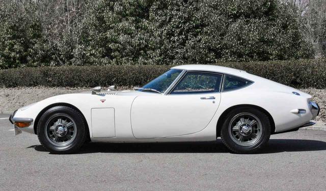 画像: トヨタ2000GTのフロントタイヤの後ろ。この四角が左右にある。