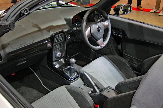 画像: ホワイトボディ車のインテリア。専用レカロシートなどを装着している。