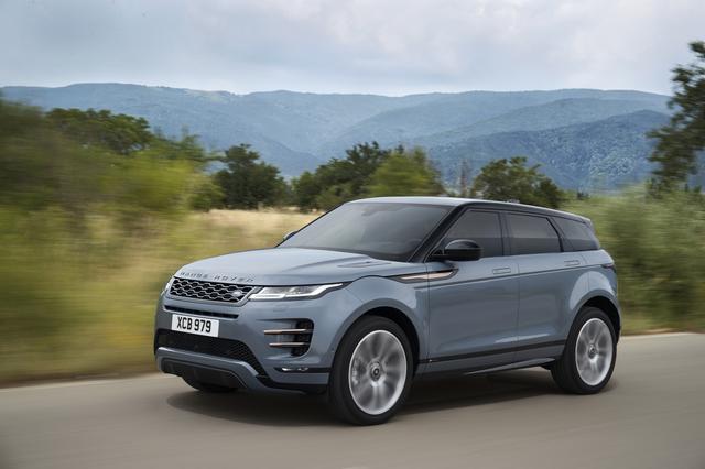 画像: 2018年11月にワールドプレミアなったイヴォークの新型モデル。車体構造は一新され、電動化に対応。まずは48Vマイルドハイブリッドシステムの搭載から始まり、後にプラグインハイブリッドの投入も予定されている。エンジンは、ガソリンとディーゼルの4気筒を用意する。