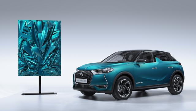 画像: 2018年のパリサロンで世界初披露されたクロスオーバーモデル、DS3クロスバック。ボディに埋め込まれたドアハンドルやフルデジタルディスプレイなど先進性も特徴だ。EVバージョンのDS3クロスバックEテンスの日本導入もあるかもしれない。