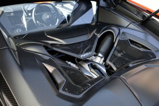 画像: キャビン後部に置かれる3.5L V6ツインターボエンジン。オプション設定のカーボンファイバーエンジンカバーを装着。