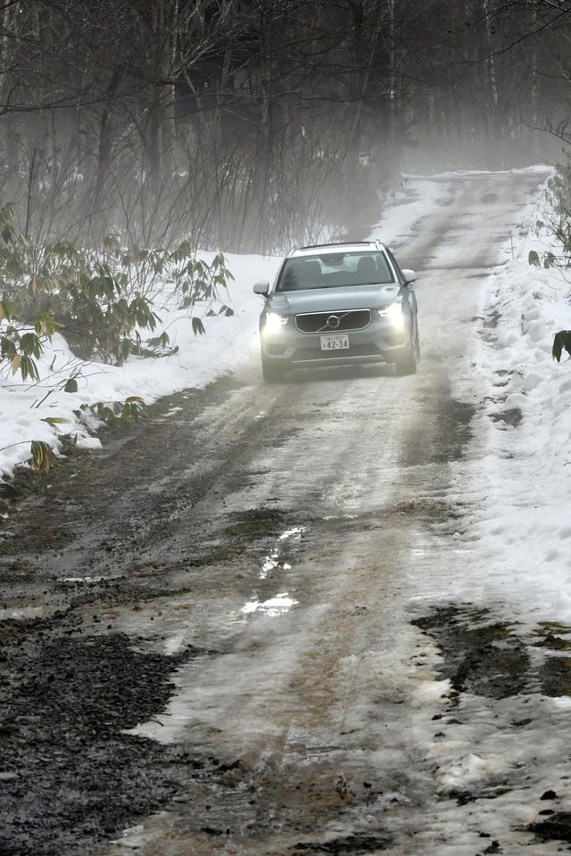 画像: 林間を縫う道路は、部分的には未舗装で雪の状態もシャーベットから圧雪、凍結状態と一定していない。こんな場面でも、XC40は終始落ち着いた挙動でスマートに走る。