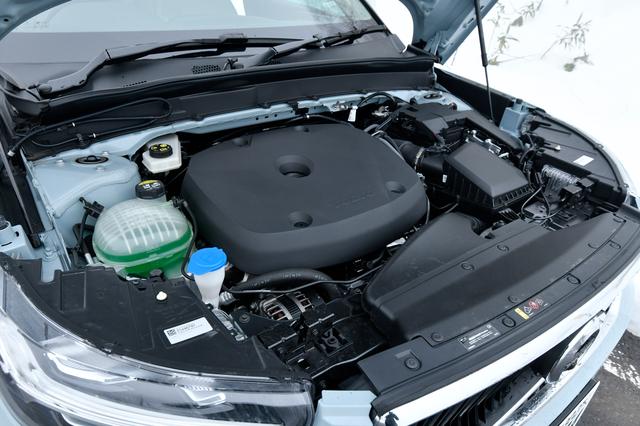 画像: 試乗したT4 AWD インスクリプションは、2Lターボを搭載。最高出力190ps仕様ながら、走りは活発だ。最大トルクは300Nm。スムーズに吹け上がるエンジン特性は、雪道でも安心して踏み込める。