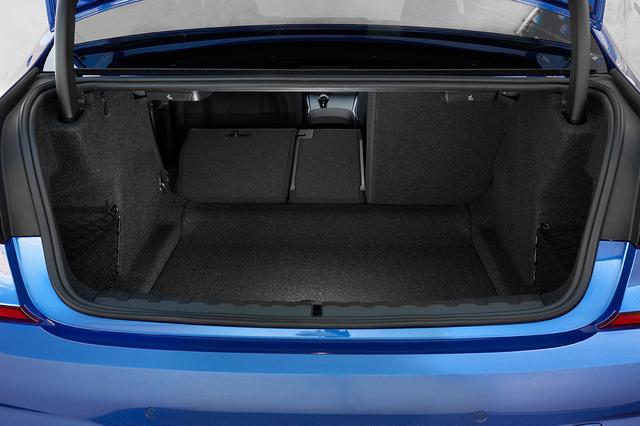 画像: トランク容量は480L。リアシートバックは40:20:40の分割可倒式で全車標準装備となった。オートマチックトランクリッドも設定。