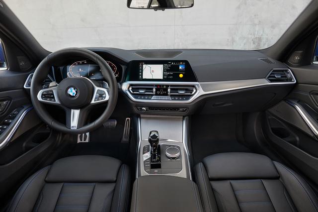 画像: 330i Mスポーツのインテリア。まったく新しいデザインとなった。大画面のカラーディスプレイはオプション。
