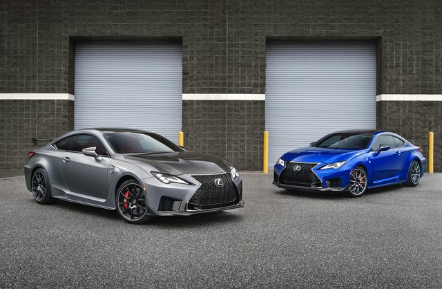 画像: 写真右がノーマルのRC F、左がパフォーマンス・パッケージ。