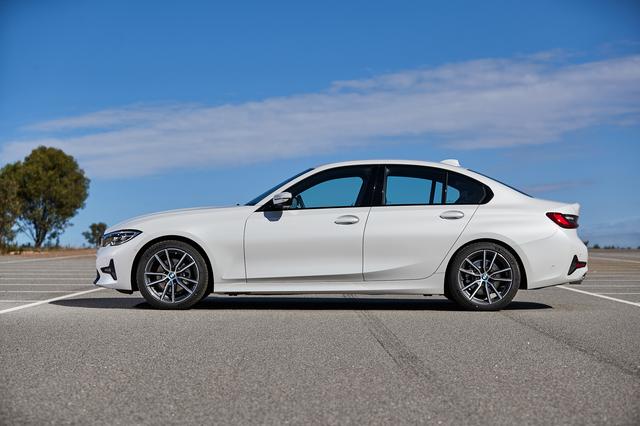 画像: 上が330i Mスポーツ、下が320dスポーツ。サイドビューの表情も変わった新型3シリーズ(G20)は従来型(F30)よりも重心の中心位置は10mm下げられたという。試乗車は、Mスポーツサスペンション装着で全高は10mm低い。