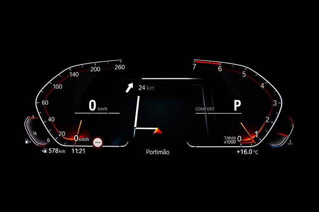 画像: 「BMWオペレーティングシステム7.0」と名付けられたシステムに含まれる多様なディスプレイを可能とするメーターパネル。新デザインで回転計は左回り。中央はナビを表示中。