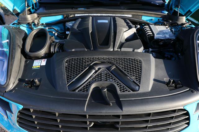画像: センターターボレイアウトを採用する新開発の3L V6ターボエンジンはOPF付きで354ps/480Nmを発生。