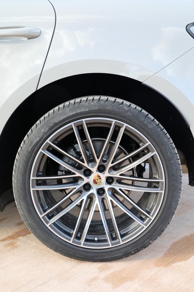 画像: フロント265/40R21、リア295/35R21の前後異サイズタイヤ。カラークレストホイールセンターはオプション。