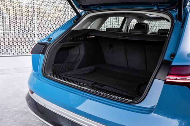 画像: テールゲートやドアはアルミニウム製。ラゲッジルーム容量は定員の5名乗車時660L、最大で1725Lにまで拡大することができる。