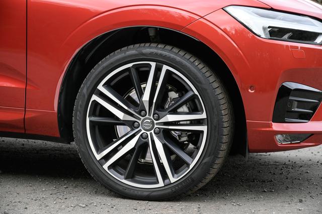 画像: T6 AWD Rデザインは21インチタイヤを見事に履きこなす。ホイールは5トリプルスポークの8.5Jを装着。