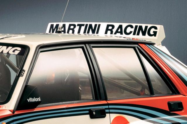 画像: 1992年からルーフにスポイラーが装着された。