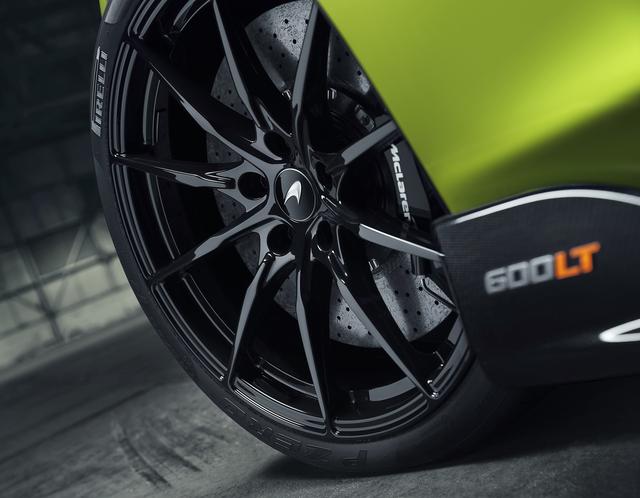 画像: サーキット指向のビスポークピレりPゼロ トロフェオ Rタイヤを装着。