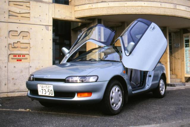 画像: 正確にはガルウイングではない。やや前方に向かって開く「バタフライドア」を採用するトヨタ セラ。