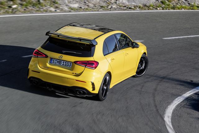 画像: A35 4マティックの試乗車のボディカラーはサンイエロー。フロント左右の大型エアインテーク、リアエンド両側から覗くマフラーカッター、派手なリアスポイラーが印象的。