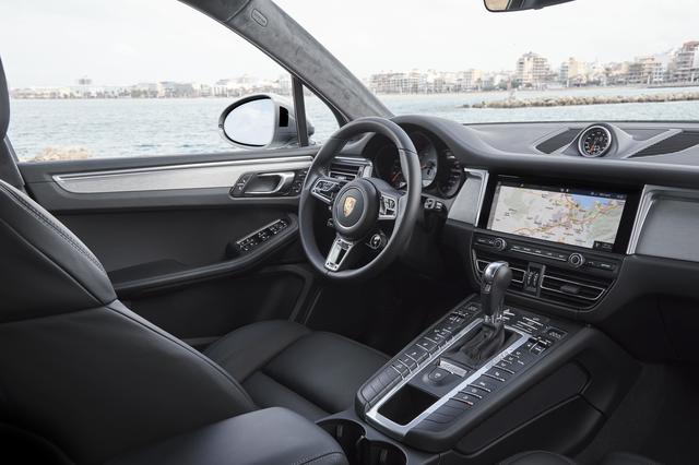 画像: ネットワーク化された新しい10.9インチフルHDタッチスクリーン付ポルシェ コミュニケーションマネジメントシステム(PCM)を標準装備。オプションのGTスポーツステアリングホイールには、モードスイッチ(スポーツレスポンススイッチを含む)が組み込まれている。新しいトラフィックジャムアシスト、車内の空気の質を改善するイオナイザー(標準装備のパティキュレートエアフィルターとの組み合わせ)などのオプションを装備することもできる。