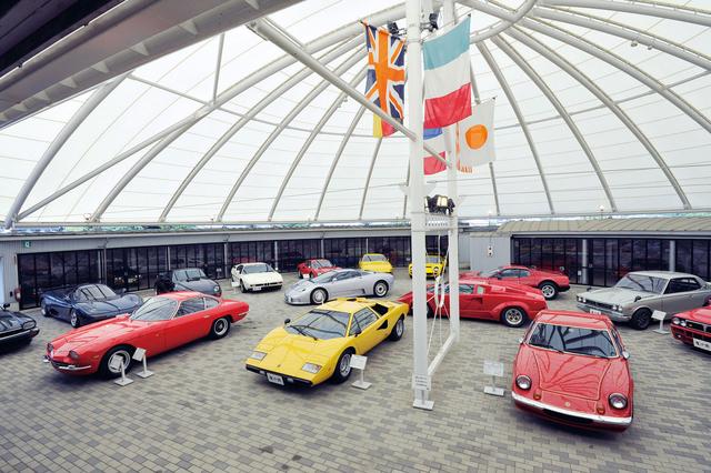 画像: 透過性のあるルーフを使った明るい展示スペースに国内外のスポーツカー30台あまりを展示、それらすべてが動態保存されているという。