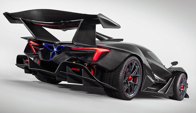 画像: 300km/hで走行するとダウンフォースは1350kgを発生するという。リアビューはフロント以上にアグレッシブ。