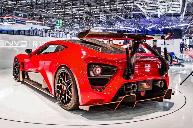 画像: 巨大な可変ウイングにディフューザーなど、レーシングカーのようなリアビュー。