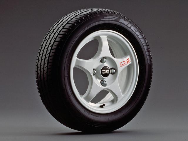 画像: タイヤサイズは205/60R15が標準設定となった。これにより大径タイヤが履けるようになり、195/65R15という当時ダートを走るために適したサイズが装着可能になり、モータースポーツ参加者を喜ばせた。