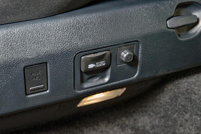画像: ハイブリッド車にはオプションでAC100Vのコンセントが装備できる。右側の丸い出っ張りはアース。