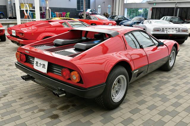 画像: 丸型テールランプは現代に繋がるフェラーリのアイコンとなっている。