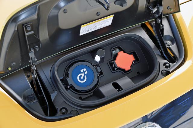 画像: 急速充電ポートのカバーに「e+」のロゴが入っているのは識別点のひとつ。