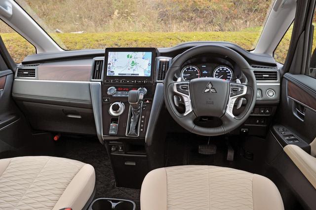 画像: インパネは、運転しやすくダイナミックな直線基調。ステッチを施したソフトパッドなどで上質感も演出している。