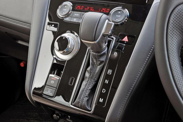 画像: ATセレクター左のダイヤルで、2WD、4WDオート、4WDロックを切り替える。走行中でも操作可能。