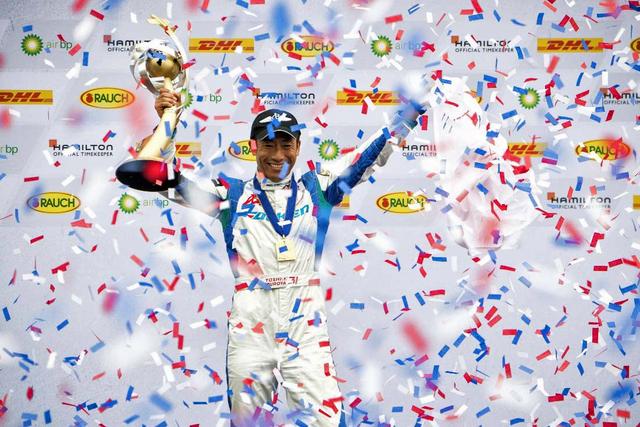 画像: 2017年、最終戦のインディアナポリスで優勝してワールドチャンピオンに決定した室屋選手。