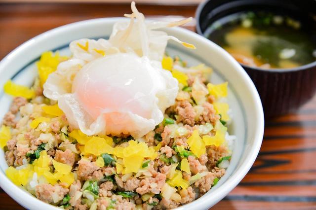 画像: 浜名湖SA「浜名湖餃子丼(750円)」のとろーり半熟卵、そのままいただく? 割ってから? それとも混ぜてから?