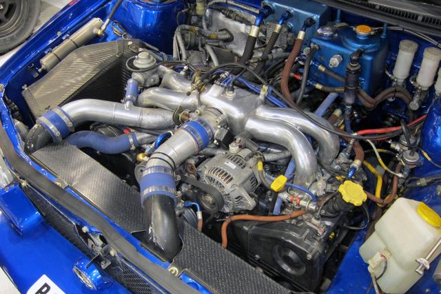 画像: 300bhpと48kgmまでパワーアップされた2Lの水平対向4気筒ターボ。インタークーラーも装着している。