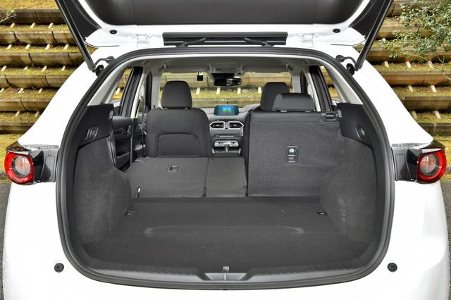 画像: CX-5のラゲッジスペースは、フル乗車時でも505L(サブトランク含む)。シートバックは40:20:40の3分割可倒式。