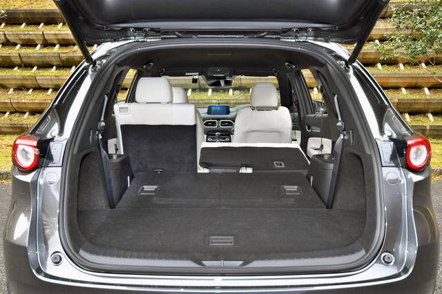 画像: CXー8のラゲッジスペースは、フル乗車時で239L、3列目をたたむと572L。2列目までたたむと最大2320mmの奥行きがある。