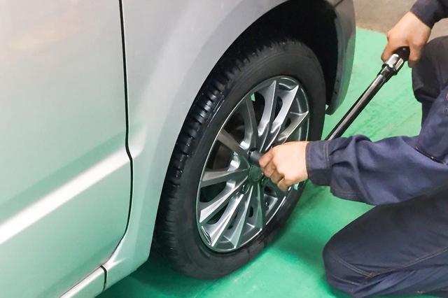 画像: センターキャップをはずしてホイールを装着すれば、ハブ穴に隙間があるかどうかを確認できる。
