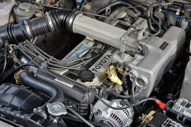 画像: 1G-GEU型 2L直6DOHCエンジンは、160psの最高出力と18.5kgmの最大トルクを発生した。