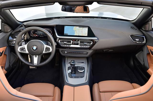 画像: Z4の最上級モデル“Mパフォーマンス”のM40iのインテリアは、レザーとアルカンターラの組み合わせが標準仕様となる。