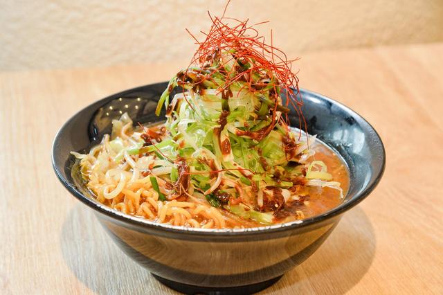 画像: 八丁味噌野菜ラーメン(880円)は岡崎SAのカフェテリア岡崎農場で販売されている。