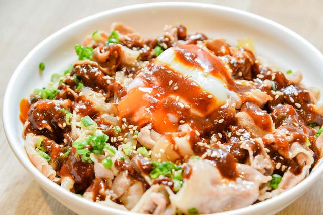 画像: 「八丁味噌スタ丼」(880円)。お腹いっぱいに味わいたい人におすすめのメニュー。