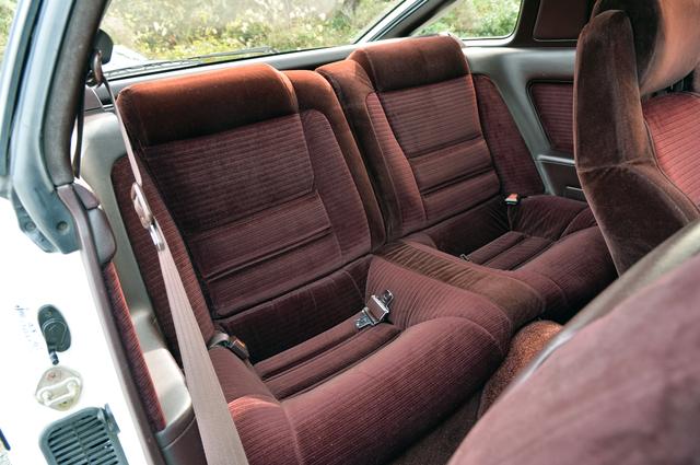 画像: リアシートは子ども用と割り切るべき。それでも乗車定員は5名だった。