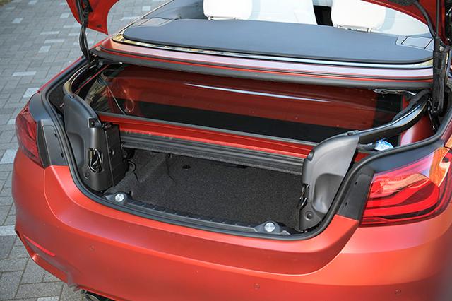 画像: ルーフはトランクルームに収納。トランクルームの容量はクローズド時370L、オープン時220L。