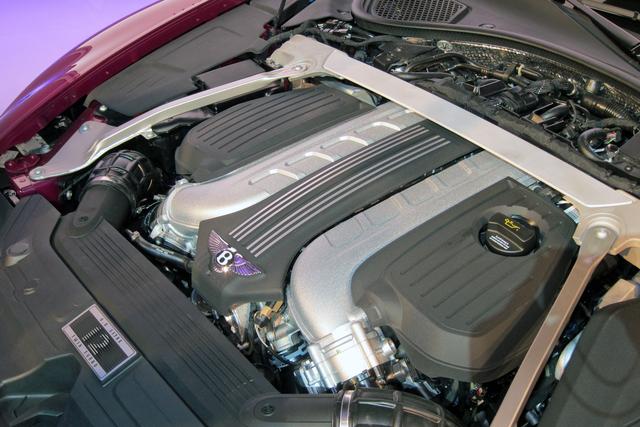 画像: 狭角V6をV型に配置したW12ツインターボは、635psと900Nmを発生する。