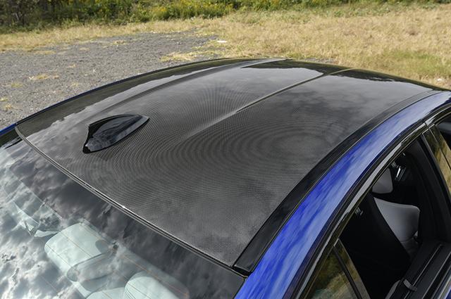 画像: M5のルーフは軽量なCFRP製を採用。