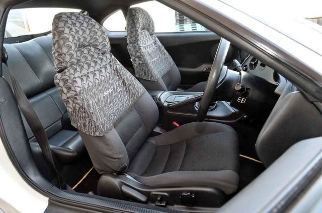 画像: 運転席は一部電動アジャスト。ハーフシートカバーは当時の純正オプション。